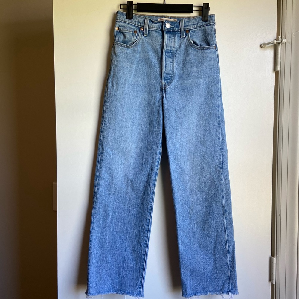Levi’s ribcage light Tango Gossip wash denim jeans.